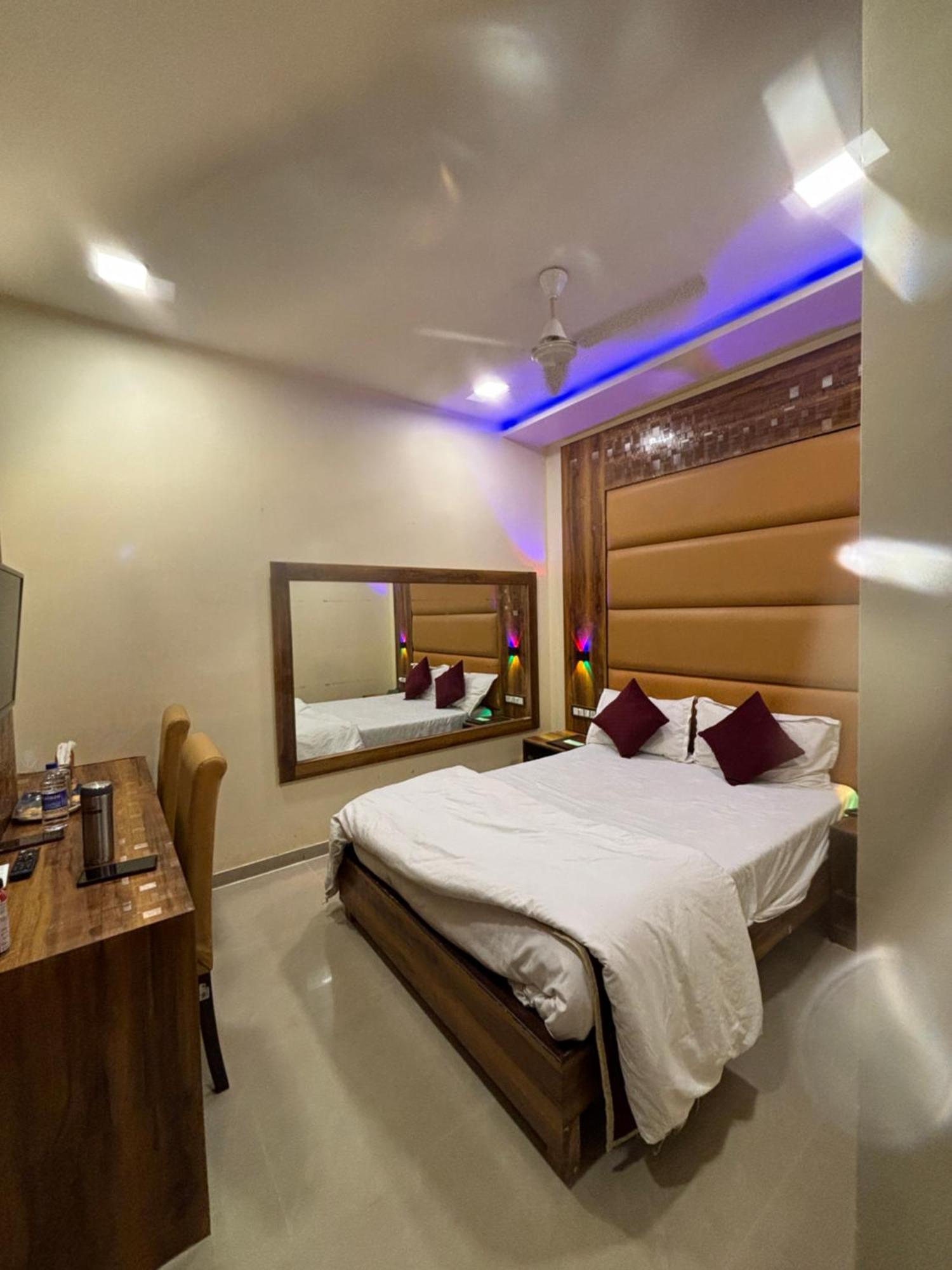 Hotel Blue Wellington - Near Mumbai Airport Exterior photo