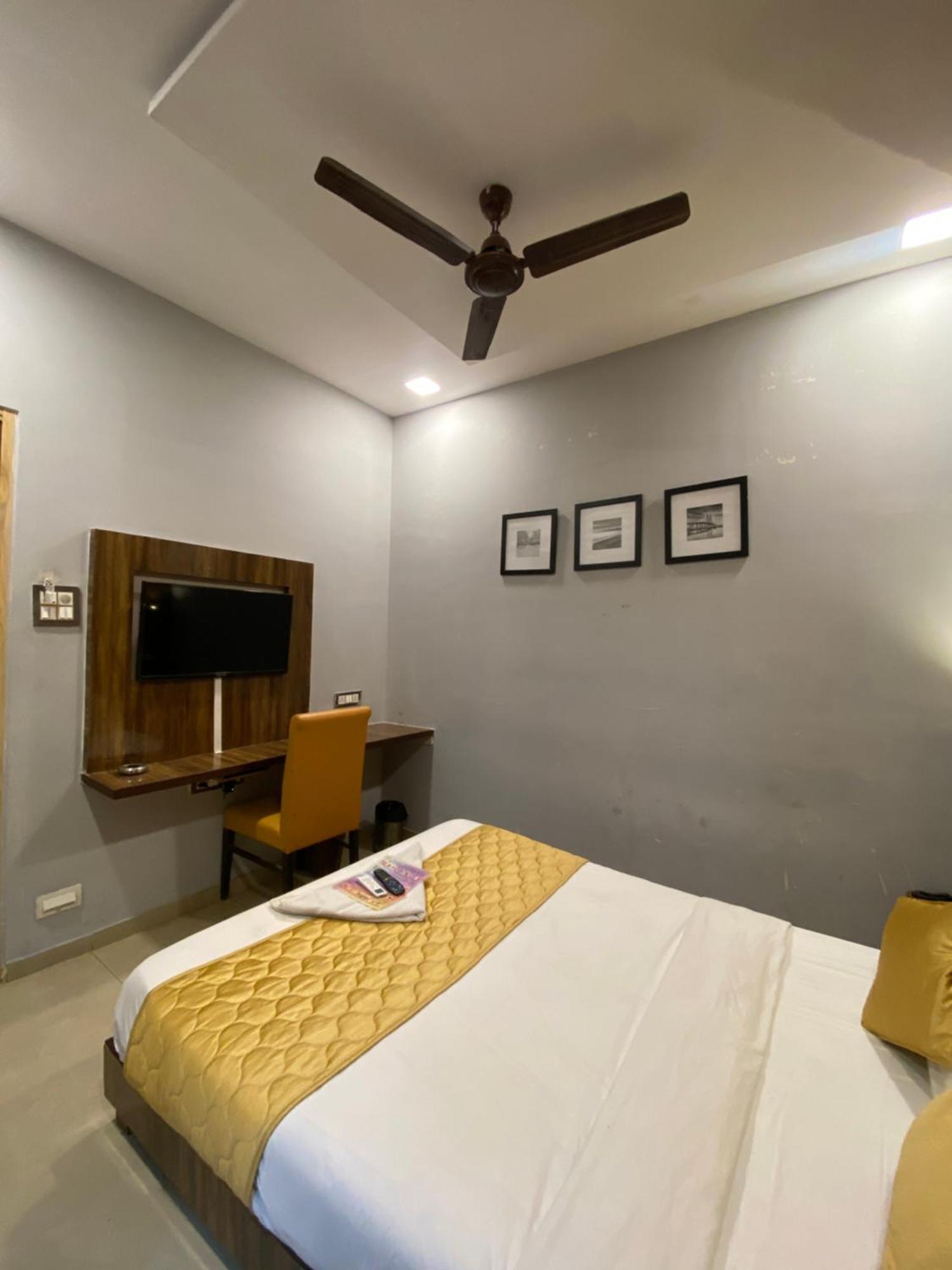 Hotel Blue Wellington - Near Mumbai Airport Exterior photo