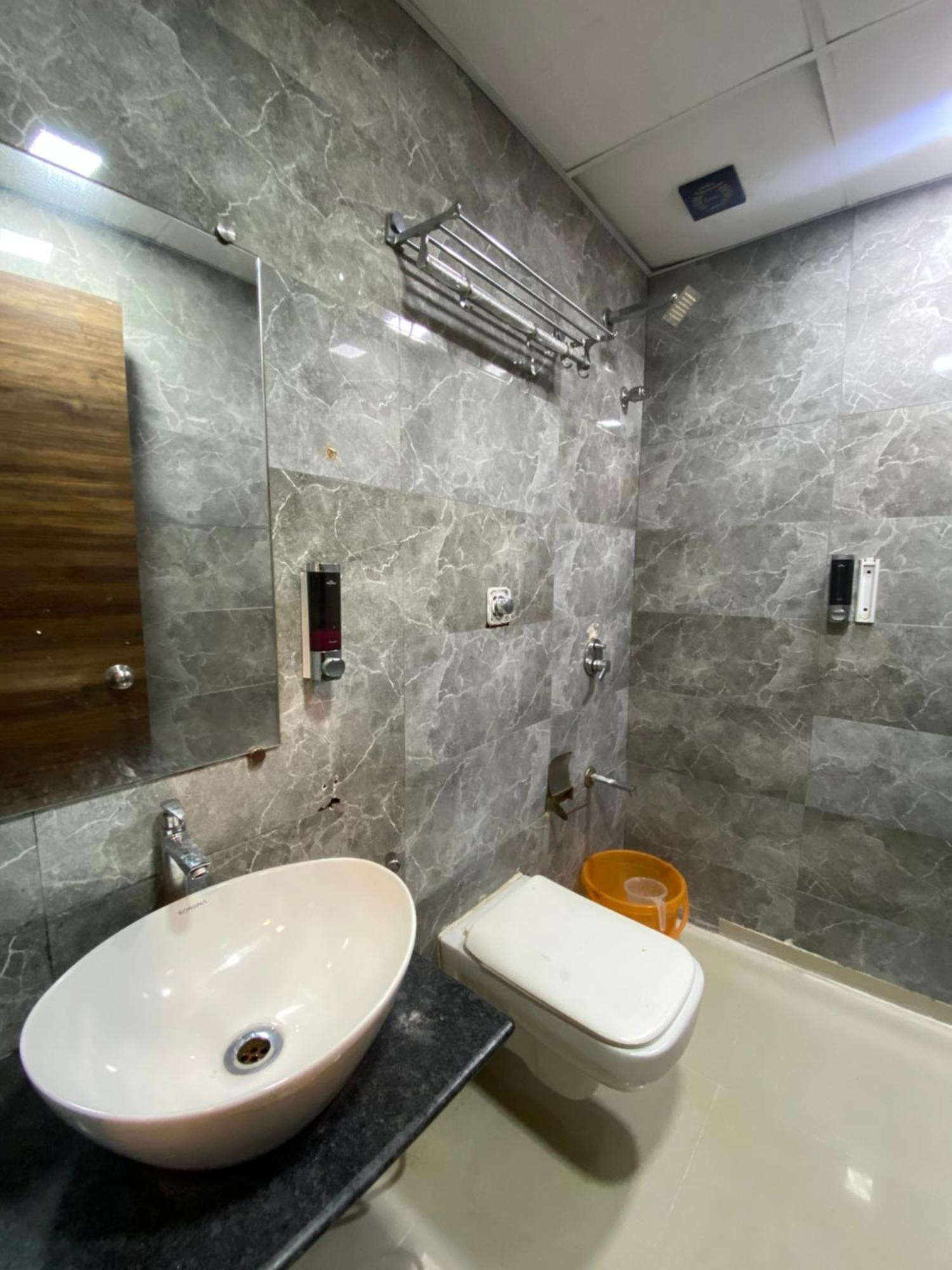 Hotel Blue Wellington - Near Mumbai Airport Exterior photo
