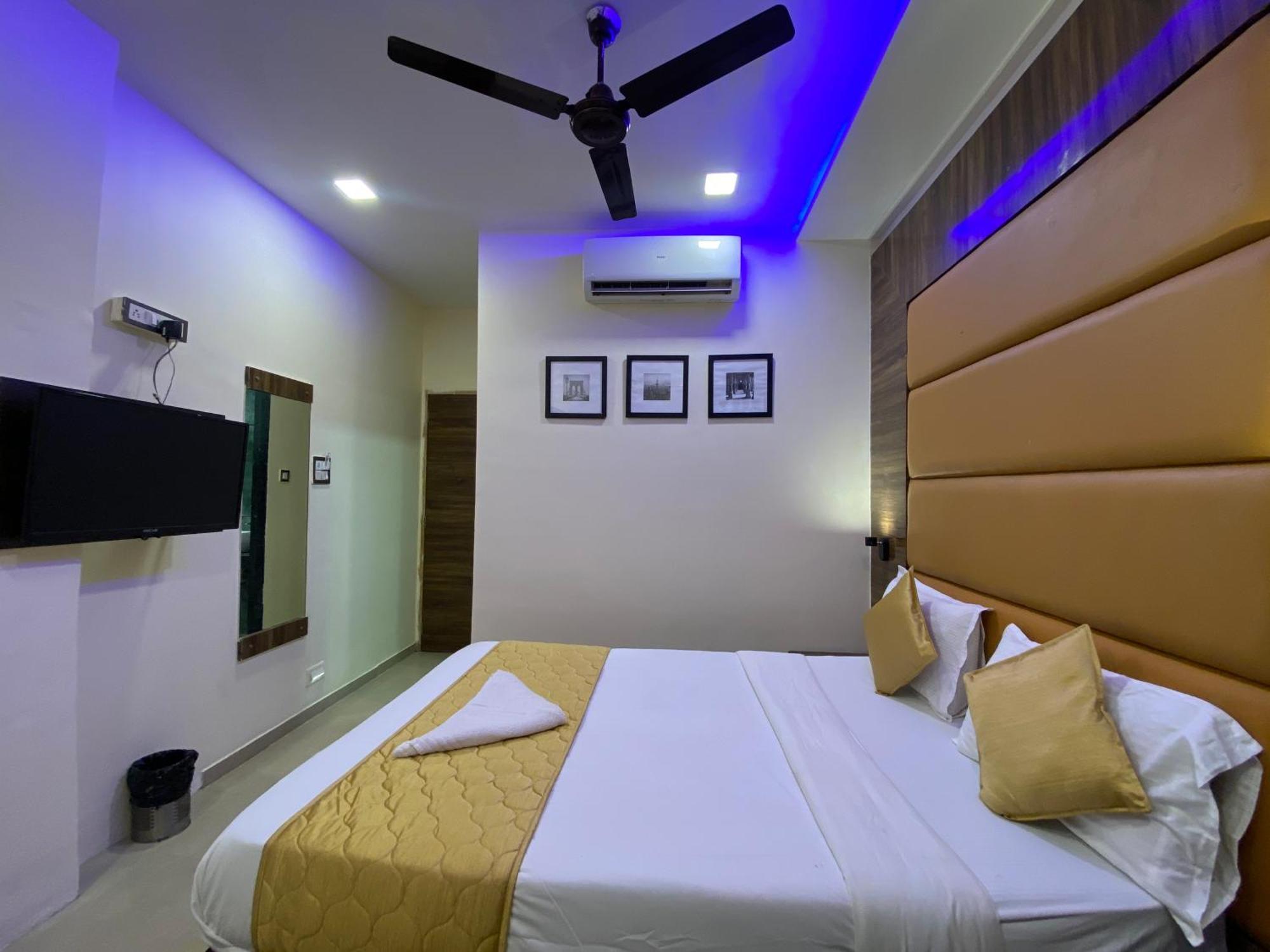 Hotel Blue Wellington - Near Mumbai Airport Room photo