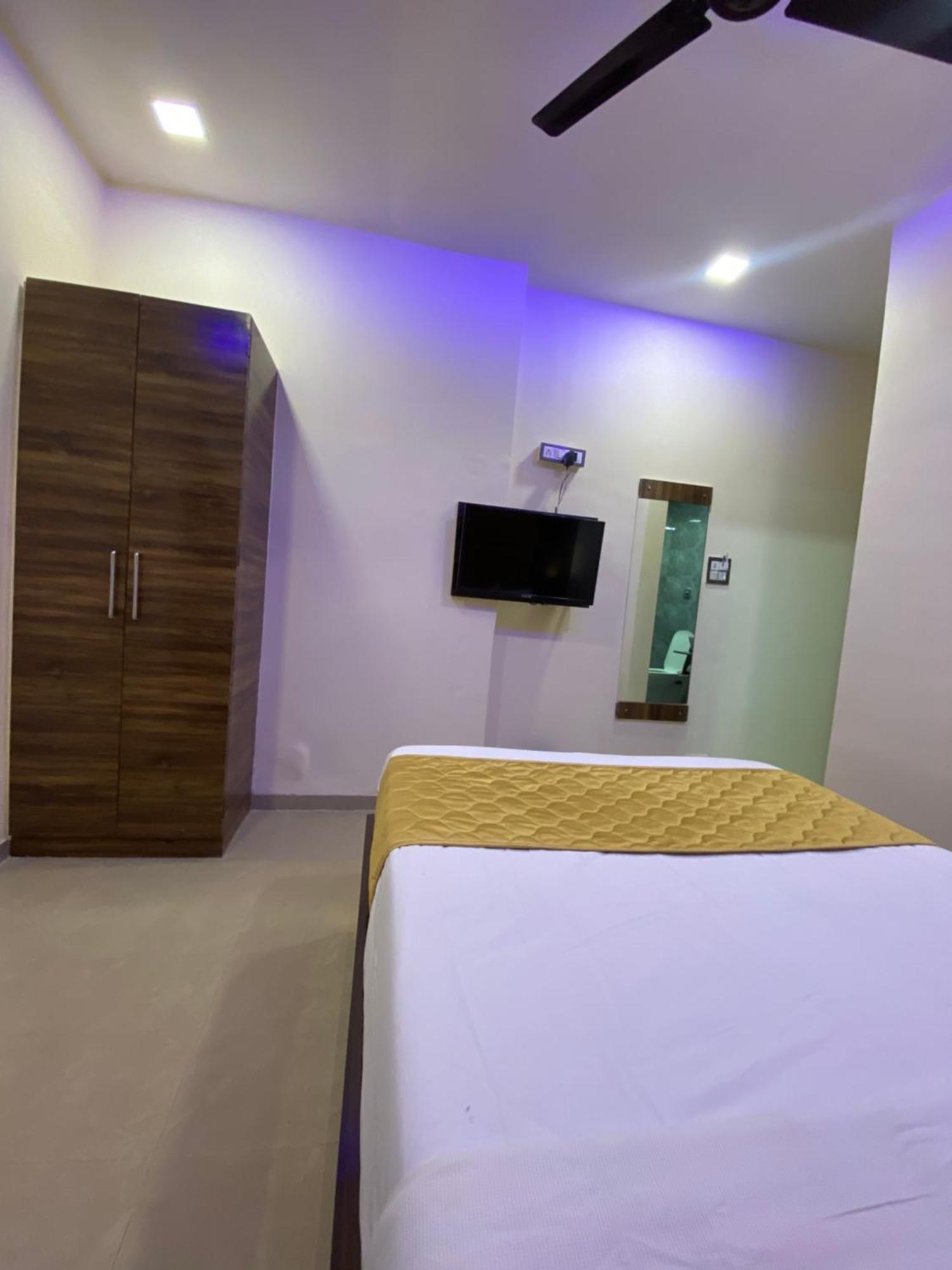 Hotel Blue Wellington - Near Mumbai Airport Exterior photo