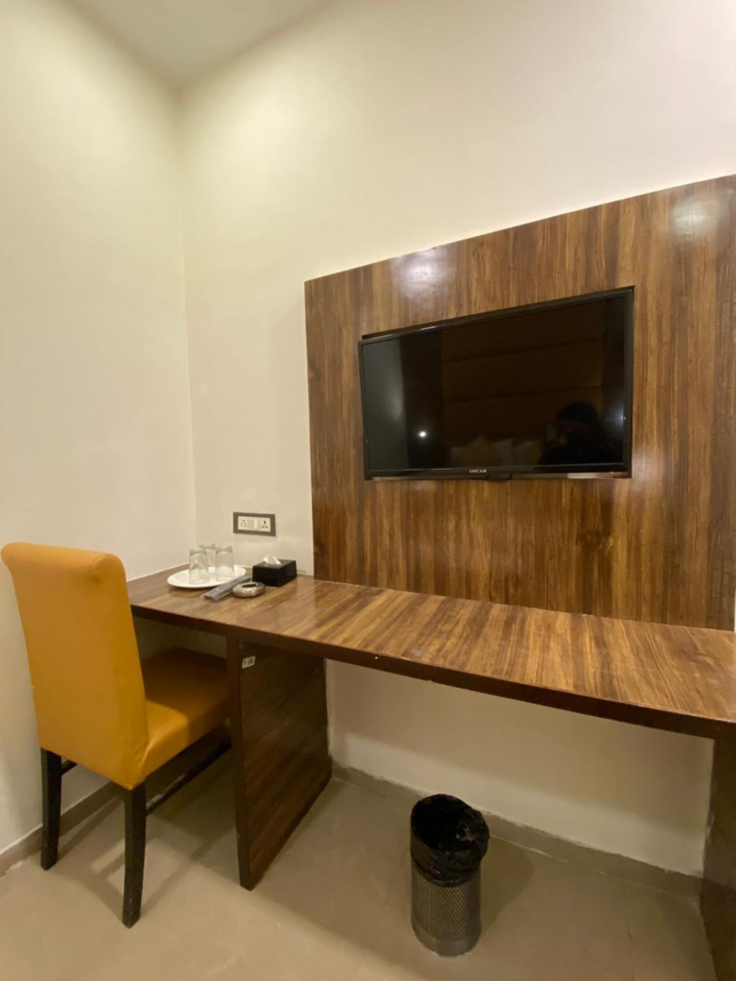Hotel Blue Wellington - Near Mumbai Airport Exterior photo
