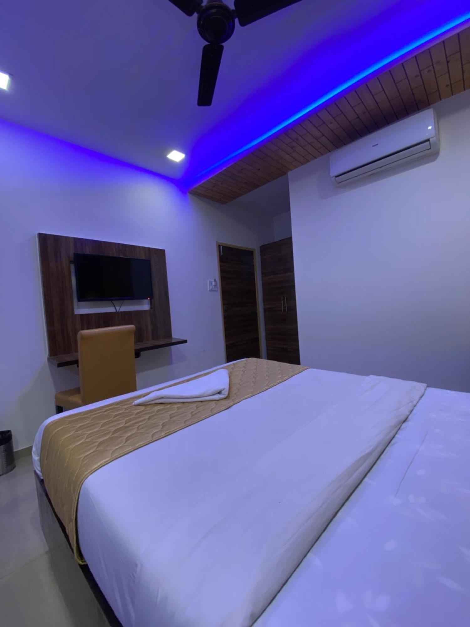 Hotel Blue Wellington - Near Mumbai Airport Exterior photo